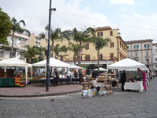 Mercatino d'antiquariato in Piazza Cota