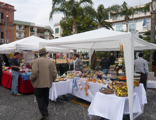 Uno degli stands del mercatino d'antiquariato