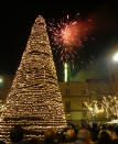 Albero di Natale e fuochi d'artificio in Piazza Cota