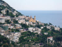 Veduta di Praiano con la chiesa di San Gennaro