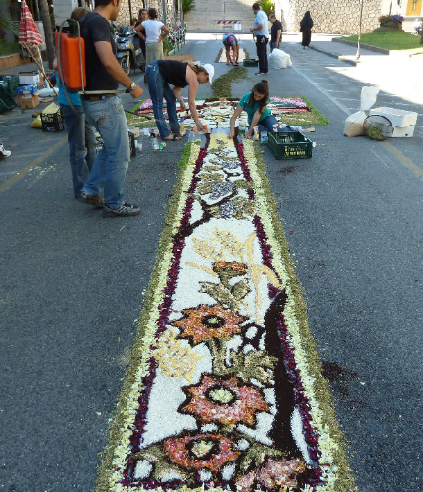 Artisti dell'infiorata al lavoro