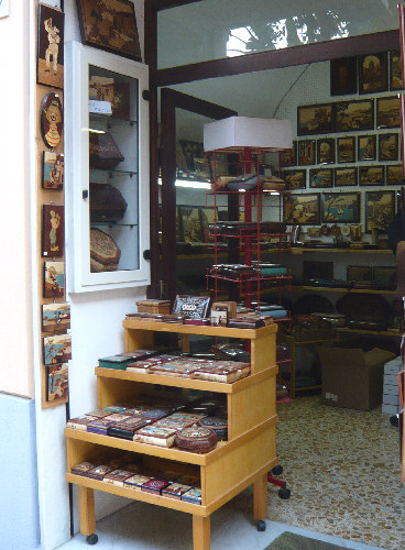 Uno dei tanti negozi d'intarsio a Sorrento in Via San Cesario