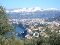 Sorrento con i Monti Lattari innevati sullo sfondo