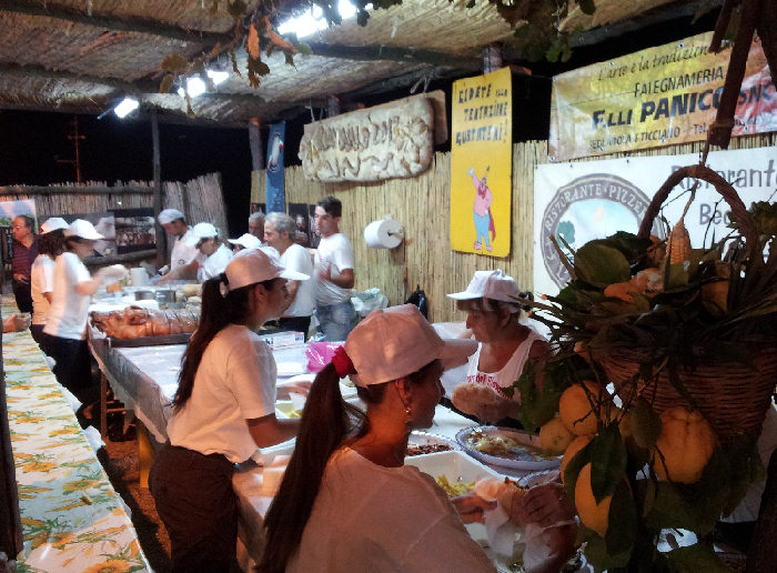 Staff al lavoro alla Sagra del Riavulillo di Arola