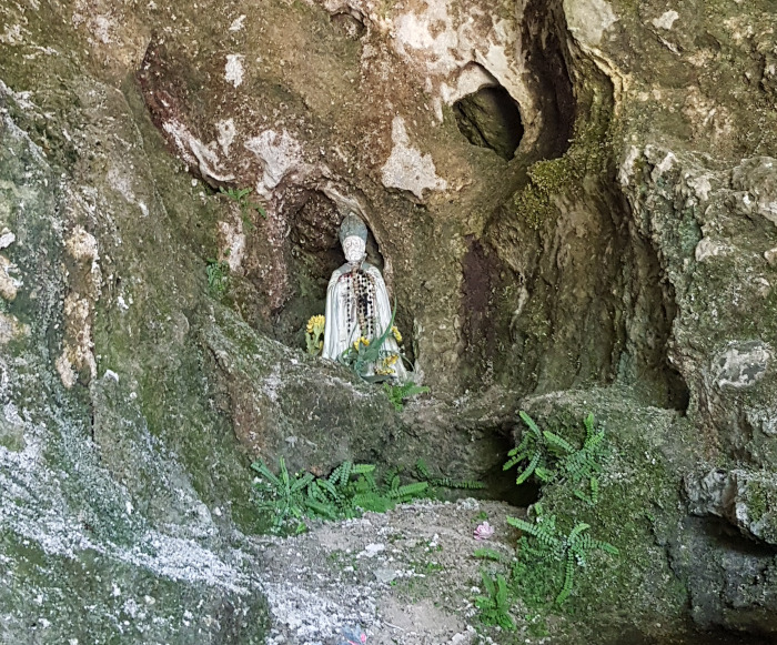 Statua SanCatello interno grotta faito