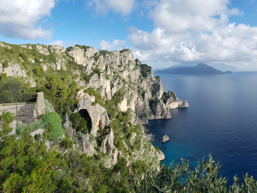 Belvedere Paolo Falco con Arco_naturale di Capri dalla piazzetta delle noci