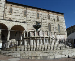 Fontana_Maggiore