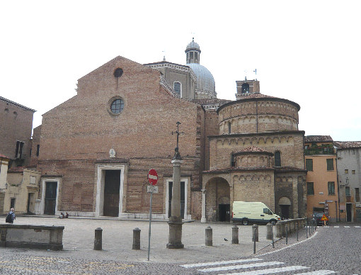 Piazza del Duomo di Padova con Cattedrale Battistero