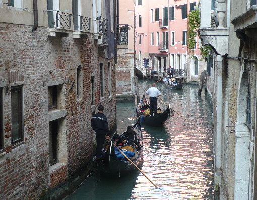 Piccoli canali con gondole nella laguna di Venezia