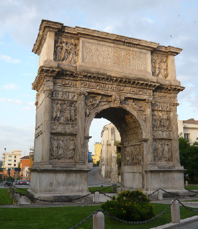 Fotografiea dell'Arco di Traiano a Benevento