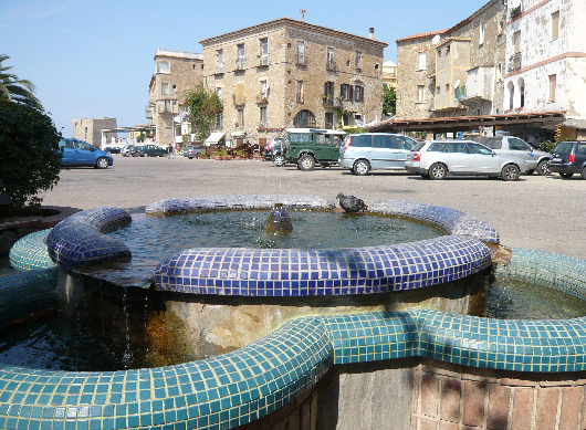 Piazza di Acciaroli con fontana