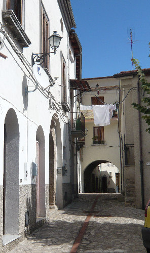 Stradina del centro storico di Petina