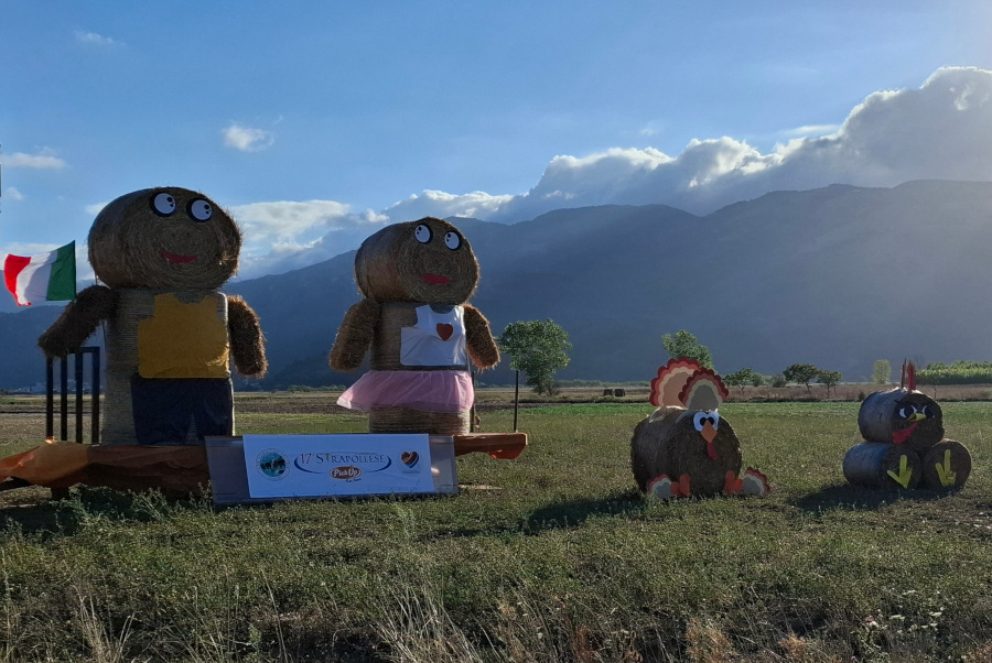 Polla installazioni di paglia in occasione della gara StraPollese