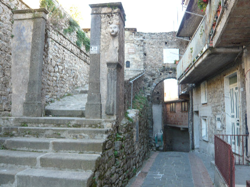 Centro storico con porta medievale