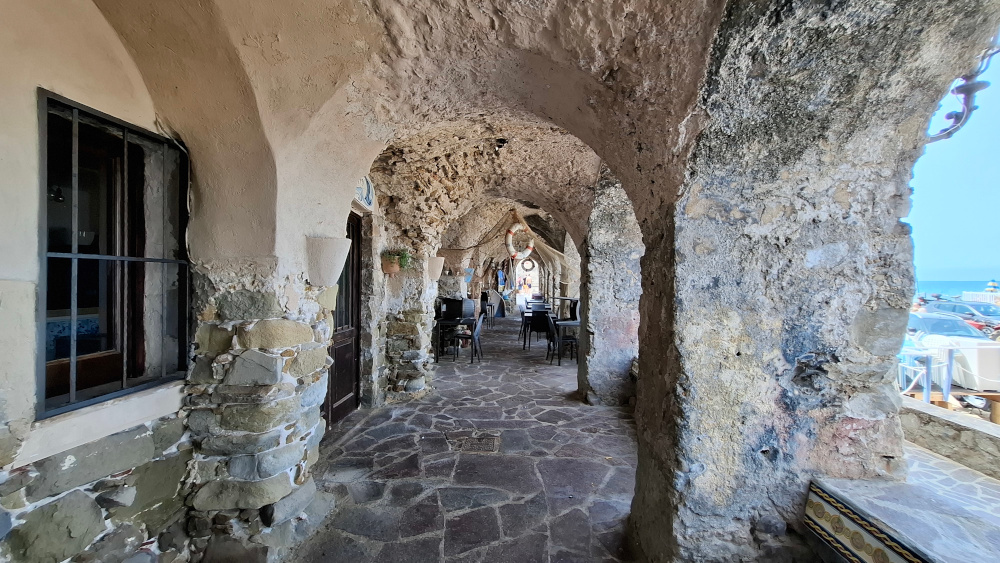 Antico porticato di Santa_Maria_di_Castellabate