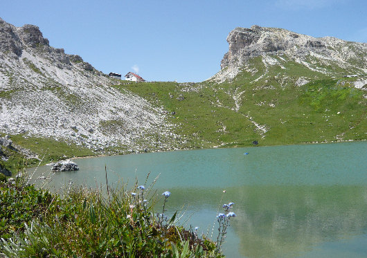 Rifugio Locatelli e laghetto alpino