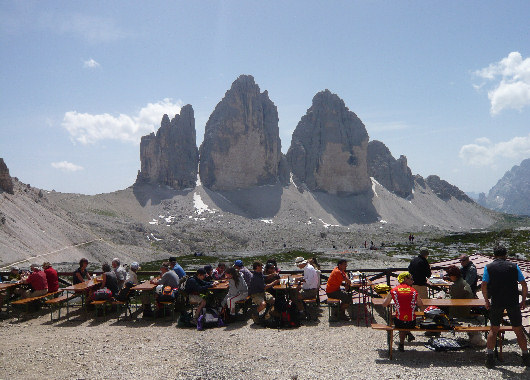 Rifugio_Locatelli con le tre cime di Lavaredo