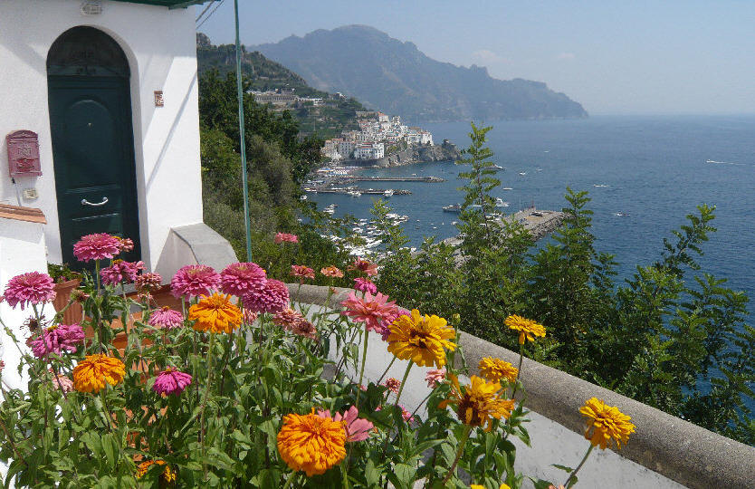 Amalfi vista dalla via Maestra dei villaggi