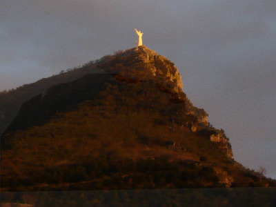 Statua del Redentore illuminata dall'ultimo raggio di sole