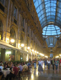 Interno della Galleria di Milano di sera