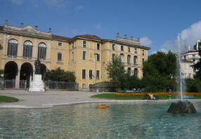 Palazzo_Dugnani con laghetto dei giardini di Milano