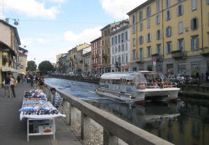 Battello turistico sul Naviglio Grande