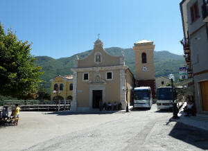 Piazza e Chiesa di Campochiaro