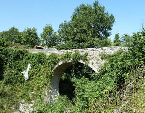 Ponte in pietra a Longano