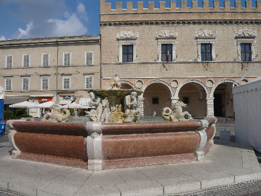 Fontana di Piazza del Popolo e Palazzo Ducale