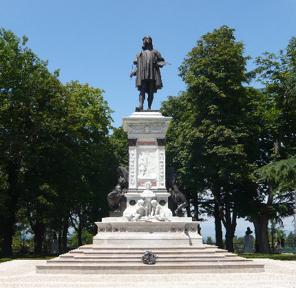 Monumento a Raffaello in Piazzale Roma