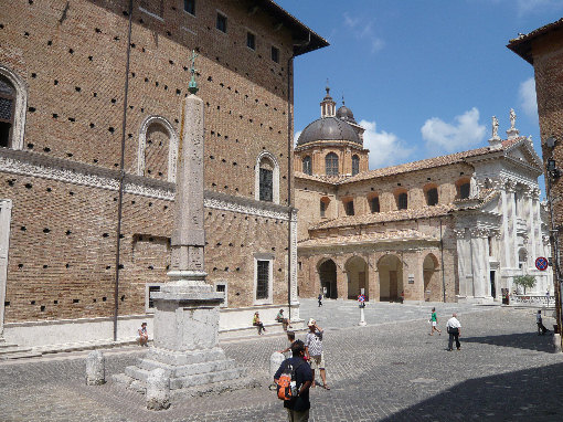 Obelisco egiziano e Piazza Duca Federico