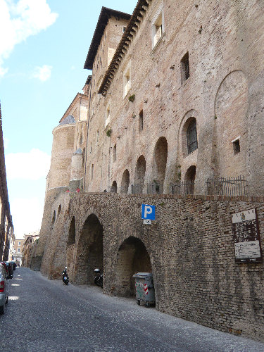 Retro Cattedrale di Urbino in Corso Garibaldi