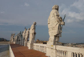 Le statue degli apostoli della Basilica San Pietro