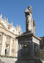 Statua di San Pietro in Piazza San Pietro di Roma