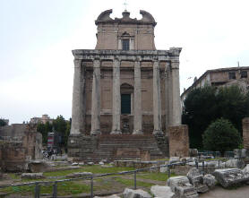 Foto del Tempio di Antonio e Faustina ai Fori_Roman