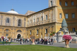 Il cortile della Pigna dei Musei Vaticani