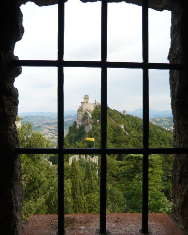 La seconda Torre vista da una finestra della prima Torre di San Marino