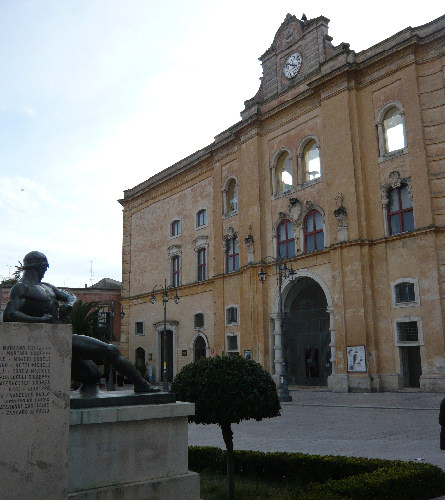 Matera: Piazza Vittorio Veneto con monumeto ai caduti