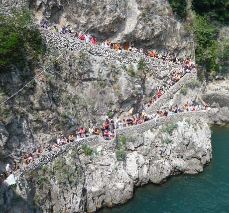 Spettatori della gara tuffi lungo la discesa Rossellini a Furore