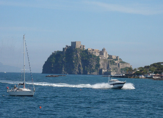 Il Castello Aragonese di Ischia visto dal mare