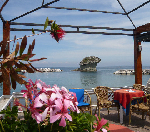 Bar sul mare con vista sul fungo di Lacco Ameno