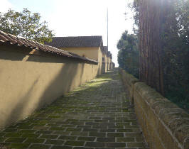 Foto del lungo corridoio del Eremo Camaldoli di Napoli