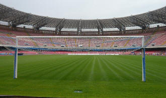 Lo Stadio San Paolo visto da dietro una porta