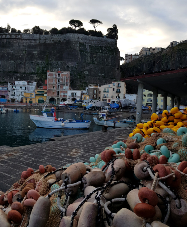 Marina_di_Cassano con reti dei pescatori