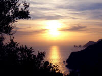 Tramonto alla Baia di Jeranto con veduta dei faraglioni di Capri