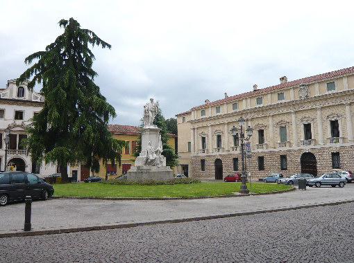Piazza Duomo con Museo Diocesano